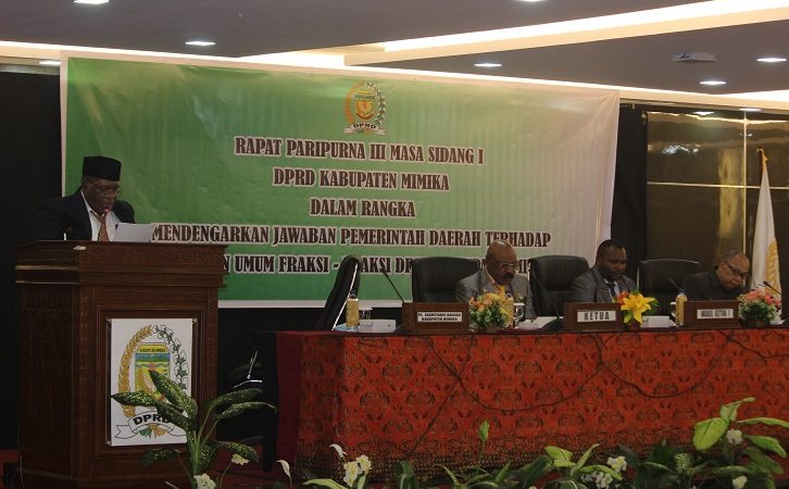 PJ Sekda Petrus Yumte Sampaikan Jawaban Raperda Atas Pandangan Umum Frakis DPRD Mimika