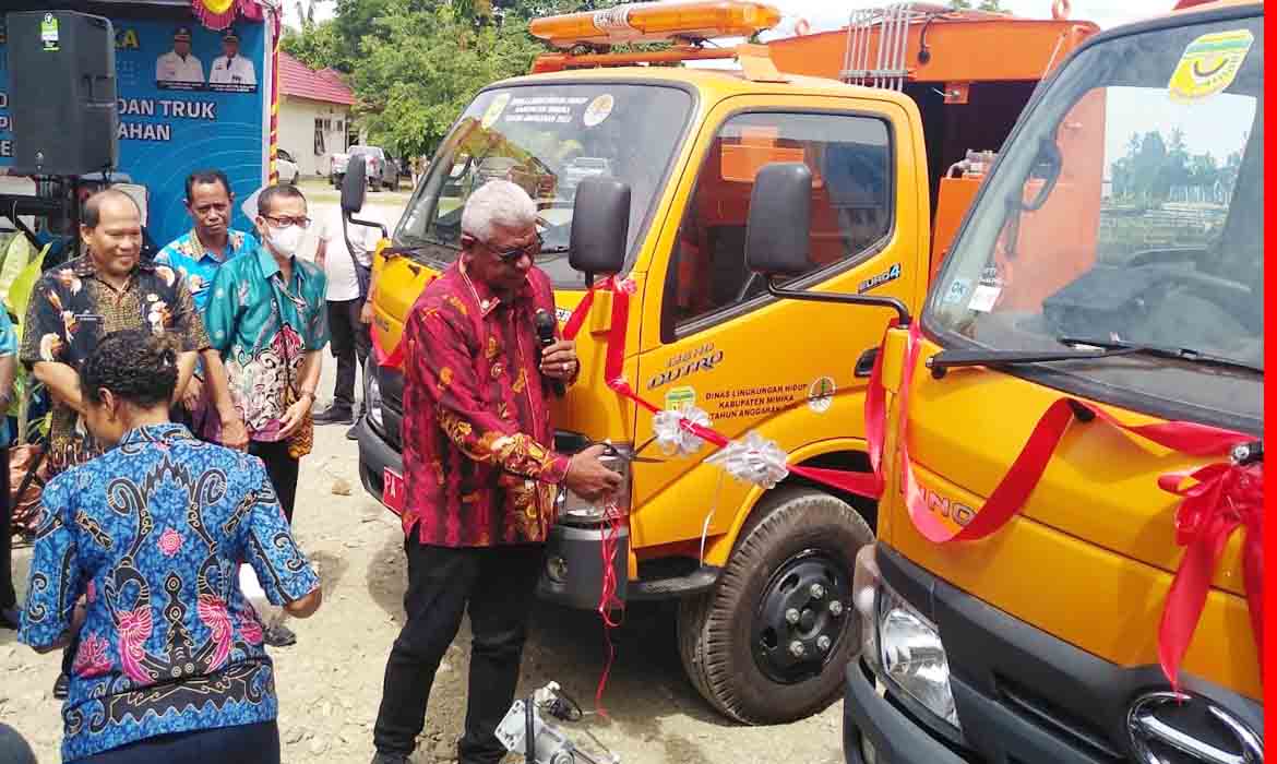Mimika Kini Miliki Mobil Penyapu Jalan dan Truk Compactor Diresmikan Oleh Plt. Bupati