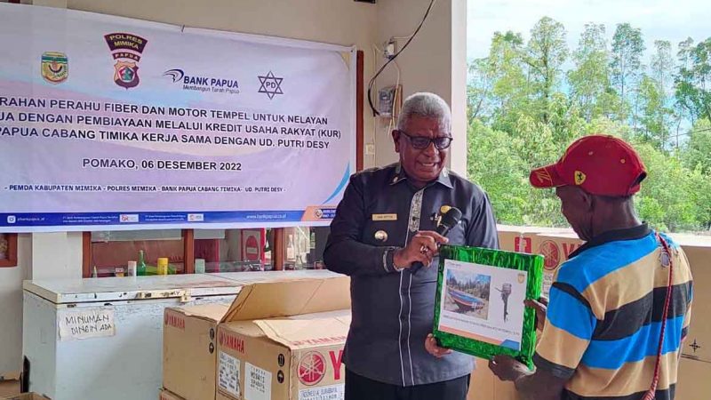 Plt Bupati JR Serahkan Perahu Fiber Program Kredit Bank Papua, Harap Nelayan Tradisional Mimika Naik Kelas Lebih Sejahtera