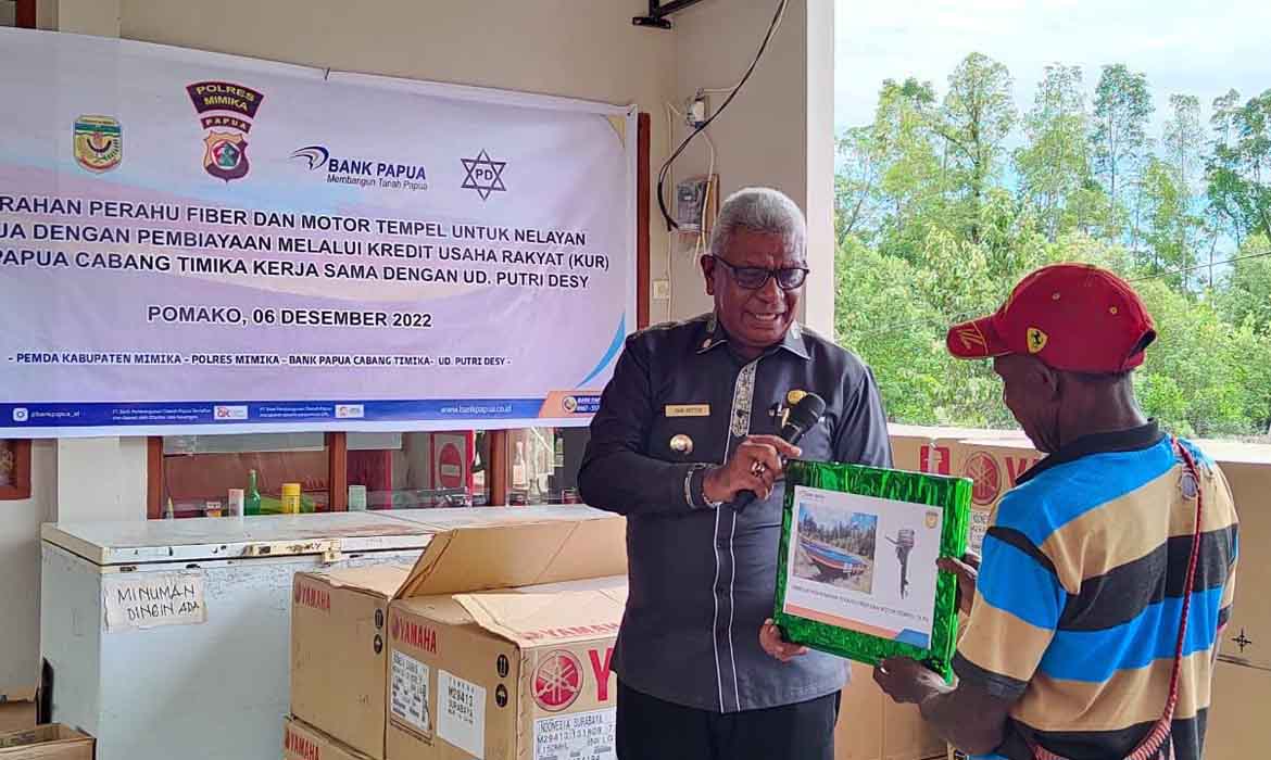 Plt Bupati JR Serahkan Perahu Fiber Program Kredit Bank Papua, Harap Nelayan Tradisional Mimika Naik Kelas Lebih Sejahtera