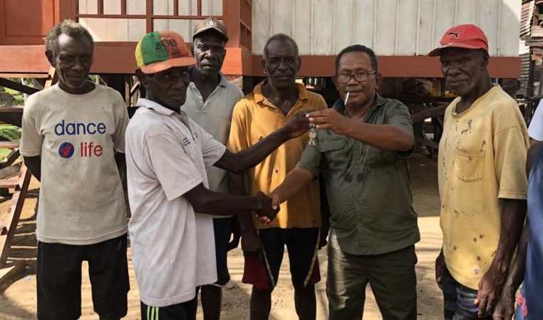 Jawab Aspirasi Masyarakat, Thobias Maturbongs Serahkan 8 Unit Rumah Untuk Masyarakat Pesisir