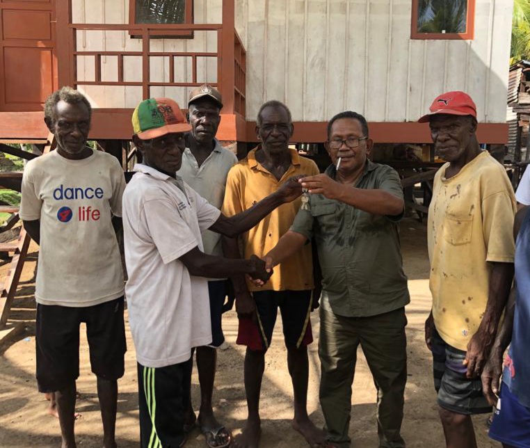 Jawab Aspirasi Masyarakat, Thobias Maturbongs Serahkan 8 Unit Rumah Untuk Masyarakat Pesisir