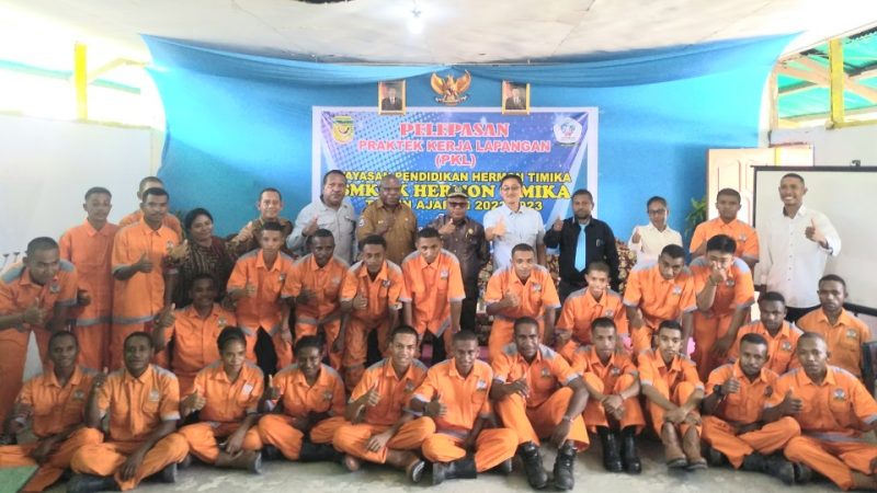 Dinas Pendidikan Lepas 71 Anak SMK PK Hermon Timika ikut PKL