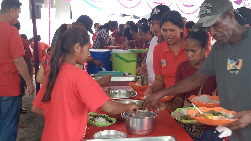 PDI Perjuangan Mimika Buka Dapur Umum, Ketua DPC : Jhonn Rettob Kader Terbaik