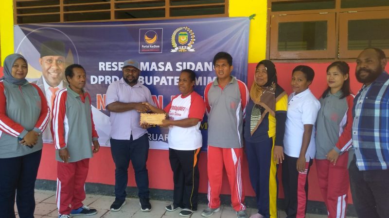 Serahkan Bantuan, Novian Kulla Komitmen Perjuangkan SD Inpres Kwamki Lama jadi Sekolah Unggulan