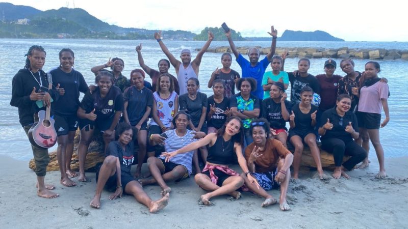 Persemi Putri Mimika Refresing di Pantai Hamadi