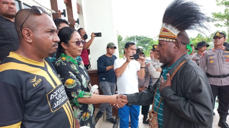 Massa Geruduk Kantor Kejaksaan Negeri Timika, Tuntut Segera Tarik Berkas Kasus Pesawat dari PN Jayapura