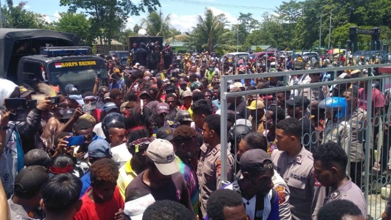 Dihadapan Ribuan Massa Pendukung Plt Bupati Mimika, Anggota DPRP Papua Kecam “Trik Busuk” Kejati dan Kejari Timika
