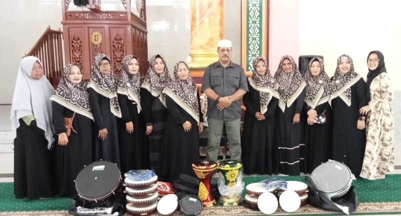 Ketua Hanura Mimika Serahkan Bantuan Alat Hadrah Kepada Majelis Taklim Baiturrahman SP2