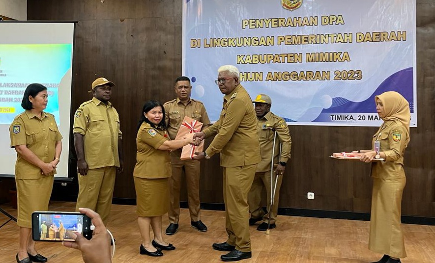 Serahkan DPA, Plt Bupati Mimika: Pembangunan harus dari Kampung ke Kota, Libatkan Masyarakat dalam Pembangunan