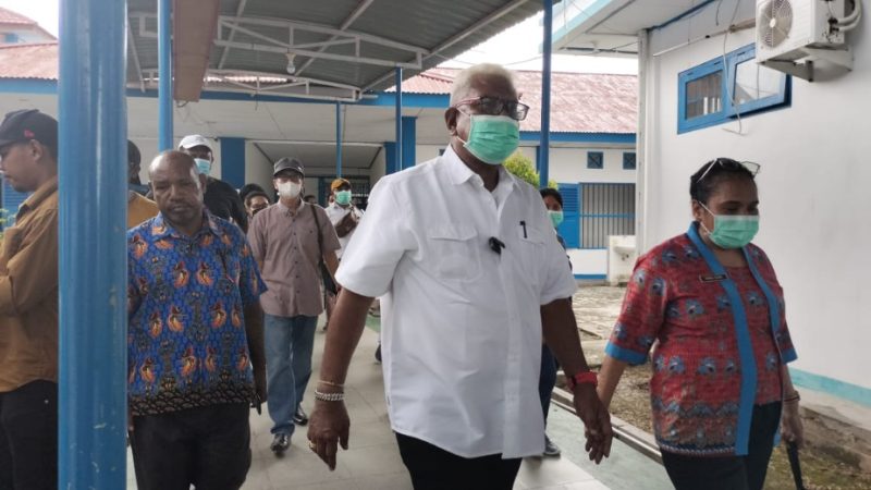 Plt Bupati Mimika John Rettob Kunjungi ODGJ Asal Mimika di RSJ Abepura