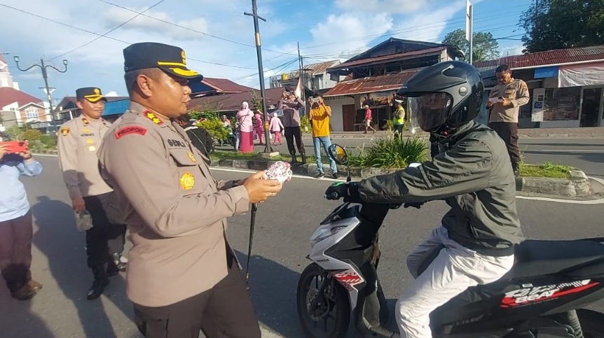 Berkah Ramadhan, Polres Mimika Bagikan Takjil Gratis