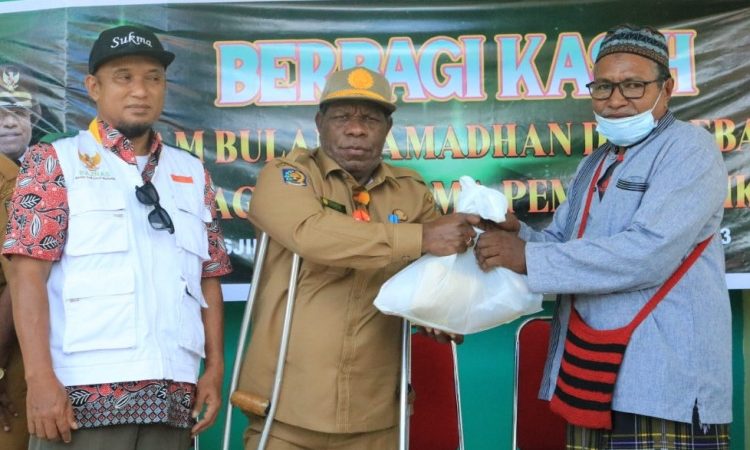 Pj Sekda Mimika Serahkan 150 Paket Sembako di Masjid Al-Marifat Mapurujaya