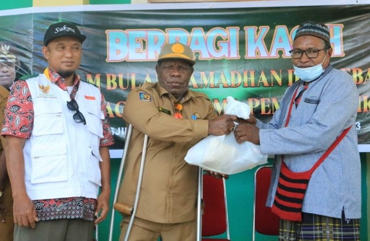 Pj Sekda Mimika Serahkan 150 Paket Sembako di Masjid Al-Marifat Mapurujaya