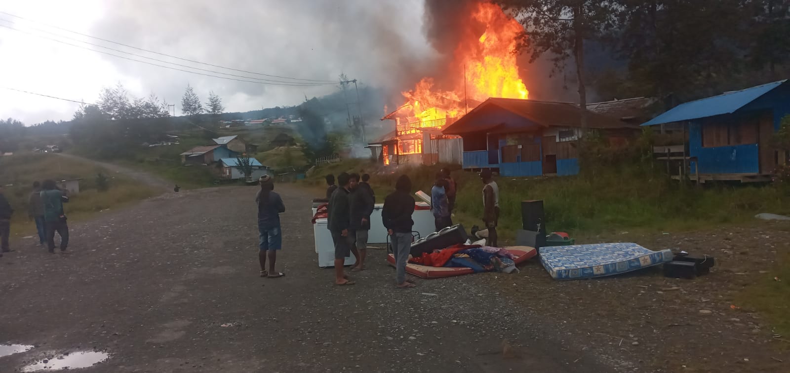Lima Unit Bangunan Bekas Mess Karyawan PT Unggul di Kabupaten Puncak Terbakar