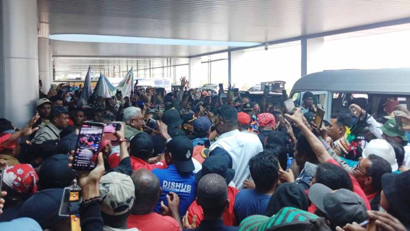 Warga Padati Terminal Bandara Mozes Kilangin Sambut Plt Bupati Mimika