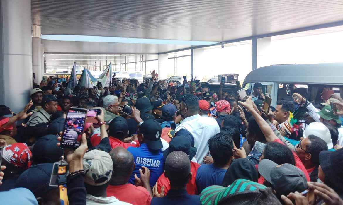 Warga Padati Terminal Bandara Mozes Kilangin Sambut Plt Bupati Mimika