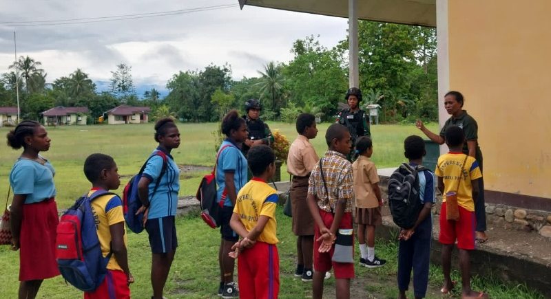 Satgas Yonif R 631/Atg Bangun Komunikasi Sosial Dengan Sekolah SDN Inpres di Nayaro
