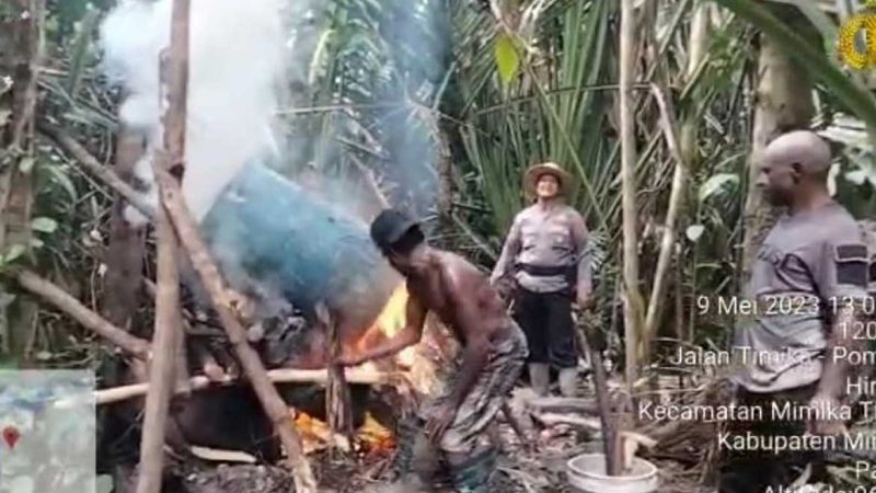 Tempat Penyulingan Minuman Keras Lokal di Miktim Dibakar Dalam Razia Gabungan