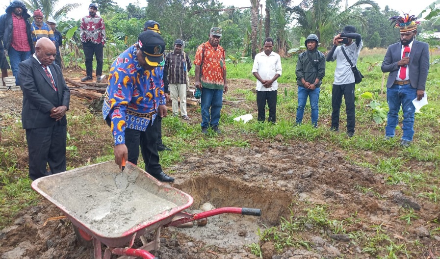 Pembangunan Gereja Kingmi Pos PI Jemaat Allah Ninom Ditandai Dengan Peletakan Batu Pertama Oleh Asisten I Setda