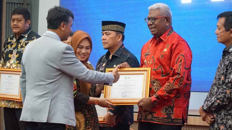 Plt. Bupati Mimika Terima Penghargaan Paramesti dari Kemenkes RI