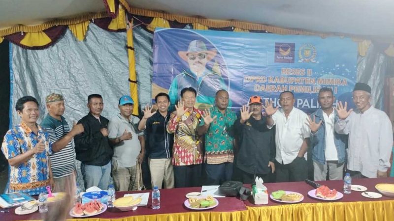 Bertemu Langsung dan Jaring Aspirasi Warga, Anthon Pali Serahkan Bantuan 1.500 Kursi Kepada Warga