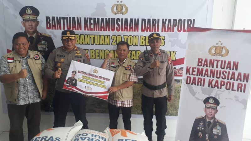 Kapolri Salurkan Bantuan 20 Ton Beras Untuk Warga Terdampak Bencana Kekeringan di Puncak