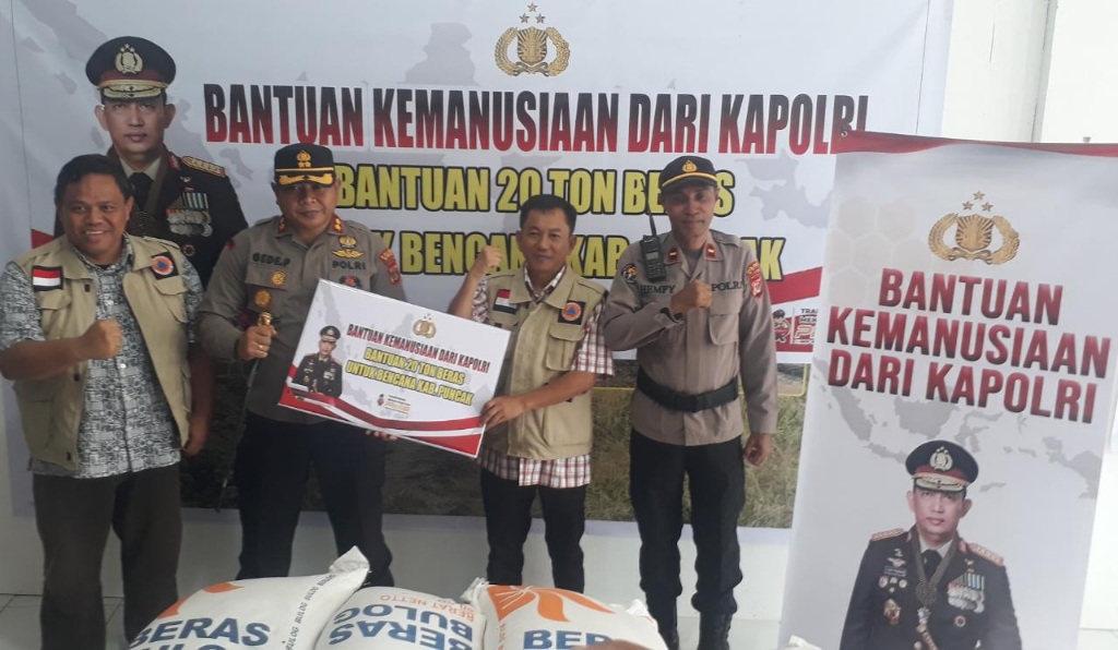 Kapolri Salurkan Bantuan 20 Ton Beras Untuk Warga Terdampak Bencana Kekeringan di Puncak