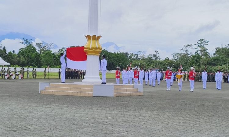 Upacara Pengibaran Bendera di Mimika Berlangsung Khidmat Namun Meriah Dengan Busana Adat