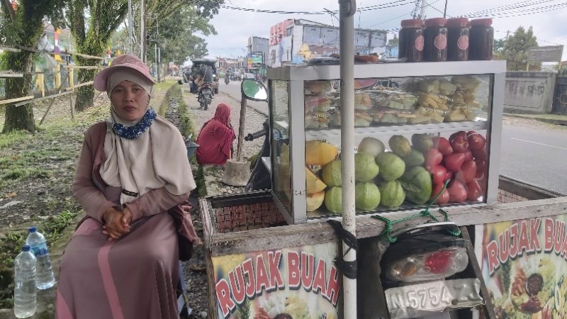 Dengan Berjualan Rujak, Ibu Ririn bisa Menyekolahkan Kedua Anaknya