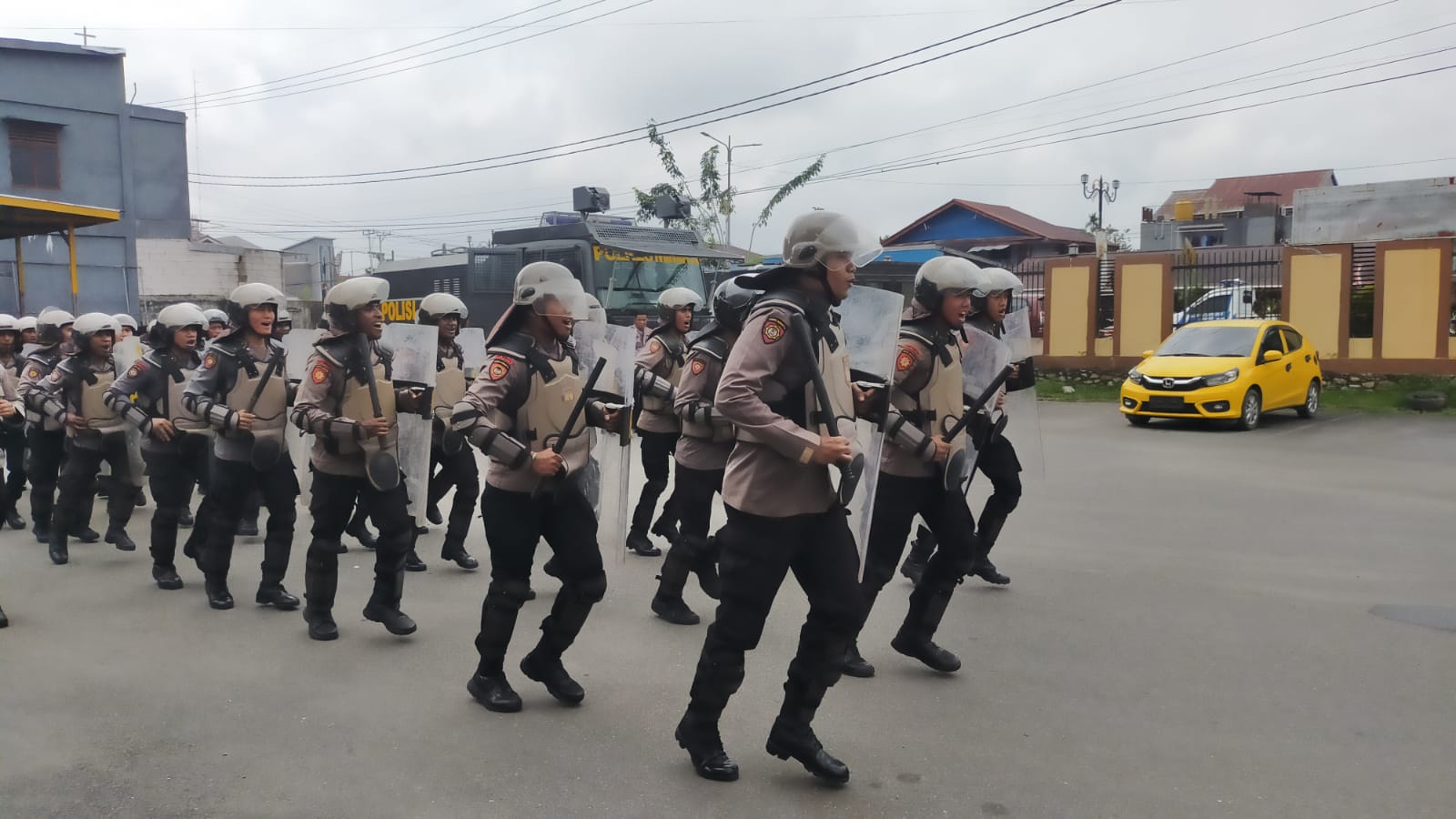 Personel Polres Mimika Gelar Latihan Sispamkota