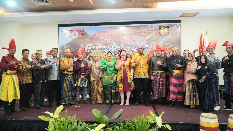 Wabup John Rettob dan Ibu Hadiri Pelantikan Ikatan Kerukunan Gowa