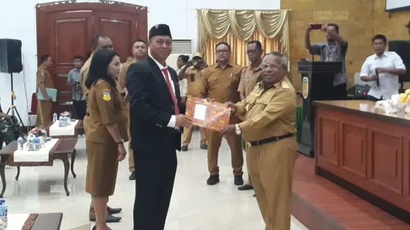 Robert Mayaut Dilantik jadi Pj Sekda Mimika