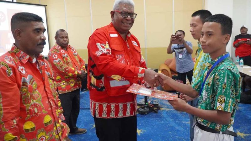 Ketua PMI Mimika Johannes Rettob, Kukuhkan 38 PMR Tingkat Wira dan Madya