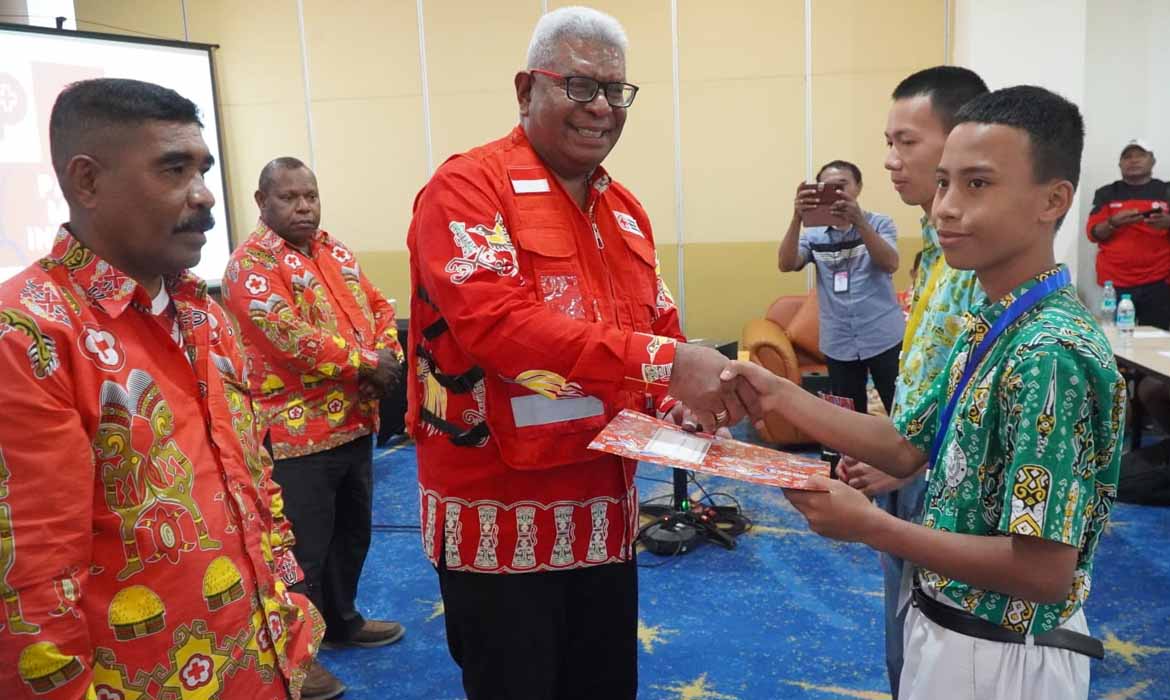 Ketua PMI Mimika Johannes Rettob, Kukuhkan 38 PMR Tingkat Wira dan Madya