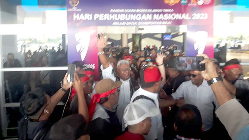 Tiba di Timika, Johannes Rettob Disambut Ribuan Warga