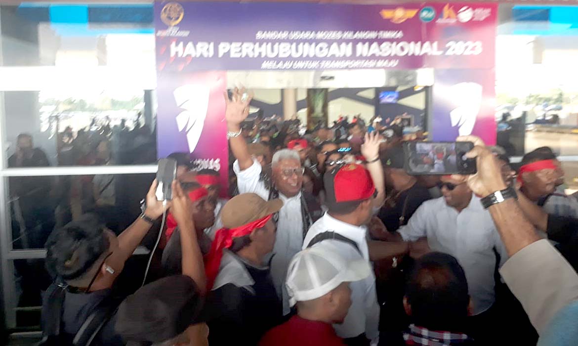 Tiba di Timika, Johannes Rettob Disambut Ribuan Warga