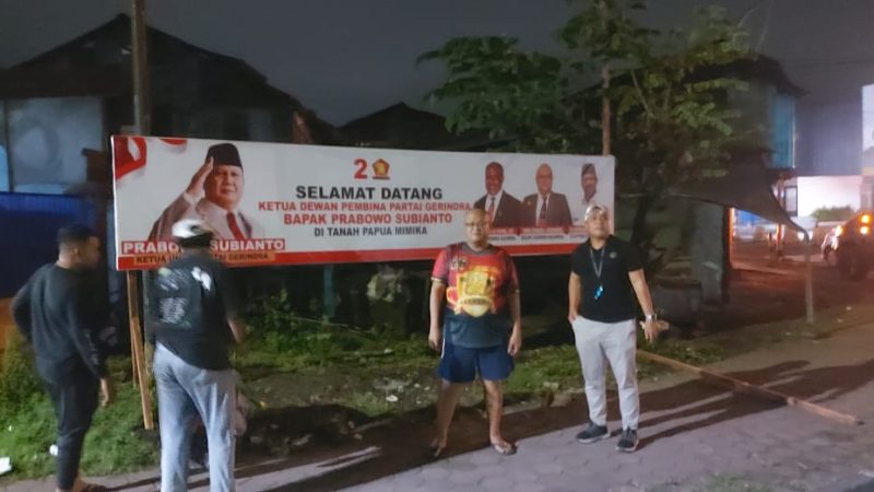 Sambut Kedatangan Menhan di Timika, Tansil Asharie Tebar 150 Baliho