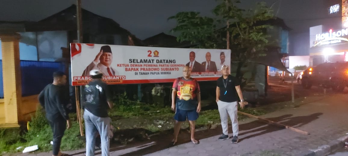 Sambut Kedatangan Menhan di Timika, Tansil Asharie Tebar 150 Baliho