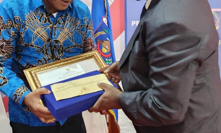 Tokoh Pendidikan Sejak 1934, Andreas MY Maturbongs Terima Penghargaan Dari Bupati Paniai