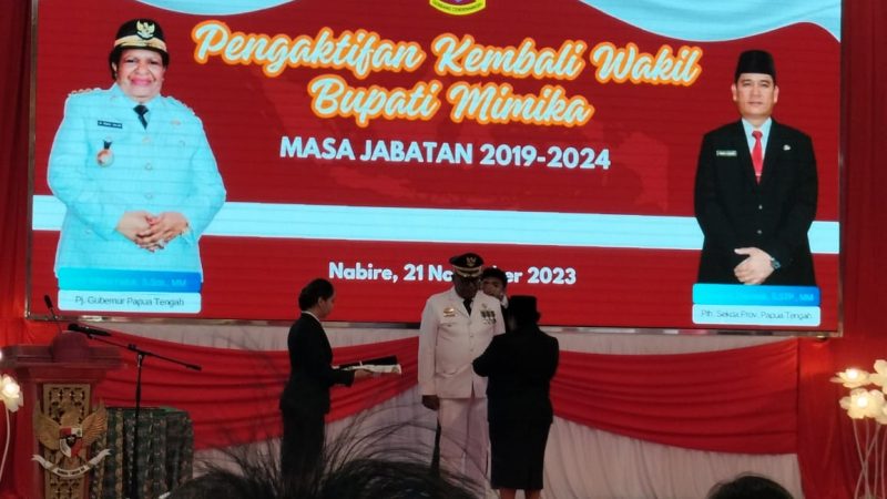Johannes Rettob Resmi Diaktifkan Kembali sebagai Wakil Bupati Mimika