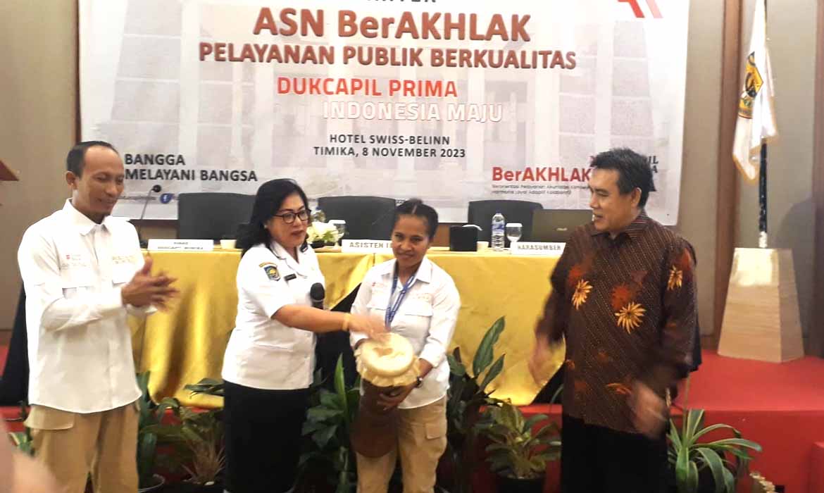 Dukcapil Mimika Gelar Bimtek ASN BerAKHLAK Pelayanan Publik Berkualitas