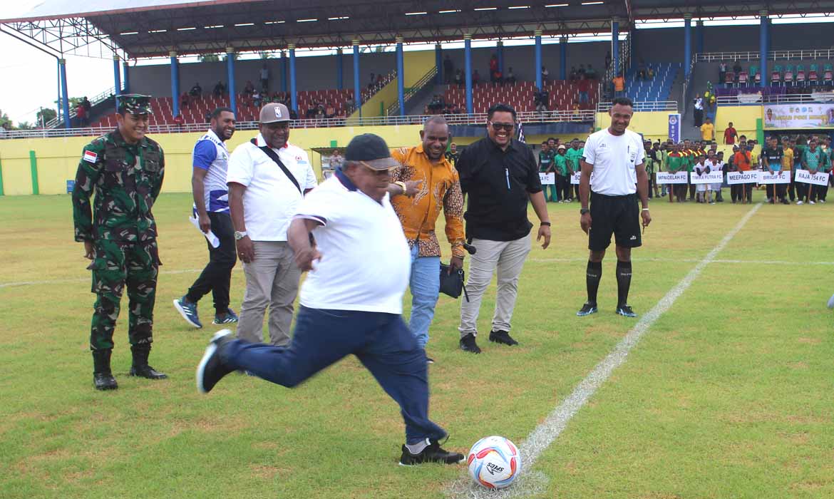 Kompetisi Sepak Bola Bupati Cup 2023 Dibuka Secara Resmi Oleh Bupati Eltinus Omaleng