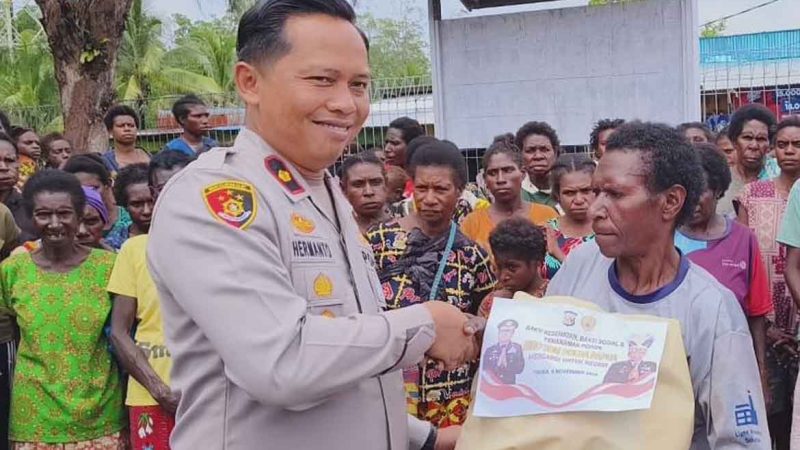 Peduli Warga, Polres Mimika Bagikan 520 Paket Sembako Kepada Warga Pomako