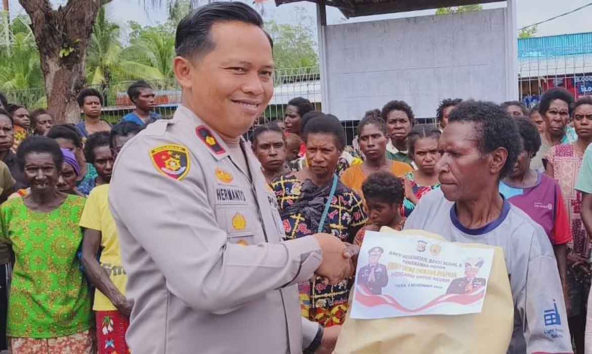 Peduli Warga, Polres Mimika Bagikan 520 Paket Sembako Kepada Warga Pomako