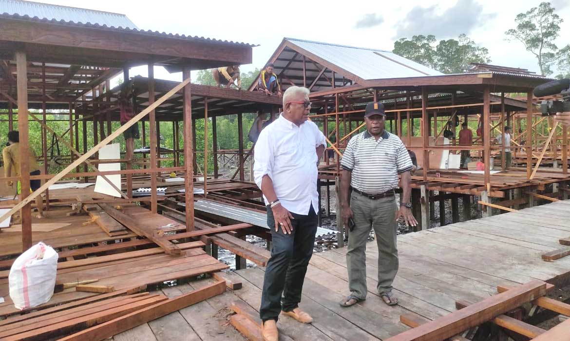 Wabup John Rettob Tinjau Pembangunan Perumahan Suku Kamoro di Pomako