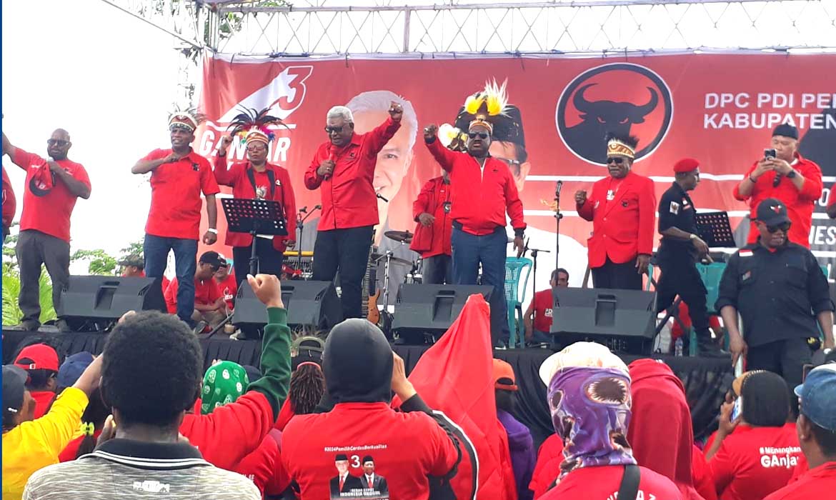 Dihadapan Ribuan Massa, Willem Wandik Tegaskan : PDI-P Partai Wong Cilik, Menangkan Ganjar-Mahfud