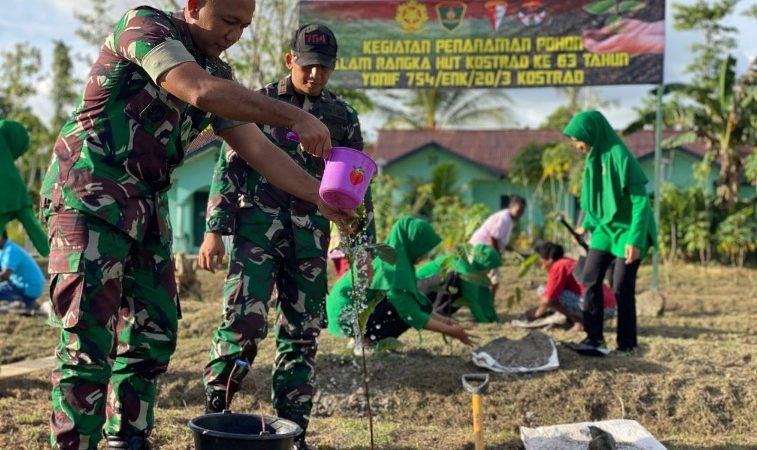 Sambut HUT Kostrad yang ke-63, Pasukan Raja Yonif 754/ENK Tanam 63 Pohon bersama Masyarakat