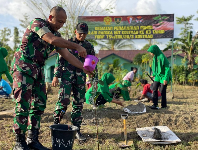 Sambut HUT Kostrad yang ke-63, Pasukan Raja Yonif 754/ENK Tanam 63 Pohon bersama Masyarakat