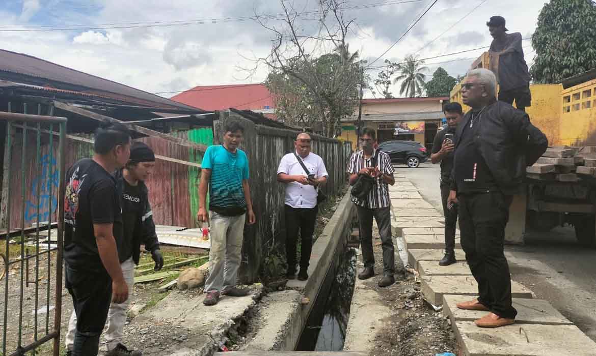 Respon Keluhan Warga Soal Banjir, Wabup JR Sidak Ke Jalan Pattimura